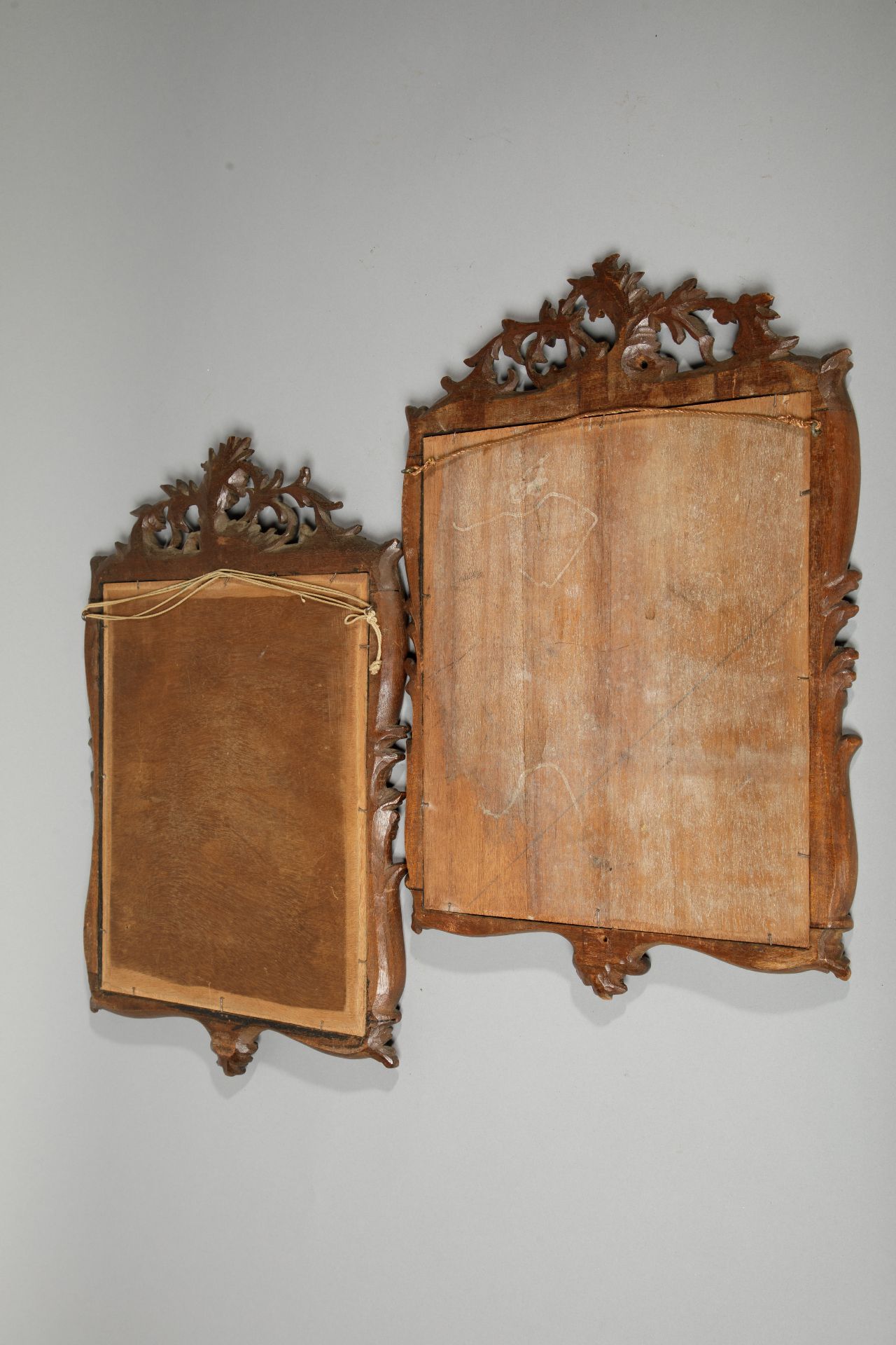 Paire de miroirs, chaque cadre est sculpté de motifs de feuilles de laurier et de feuilles foliacées - Image 2 of 2