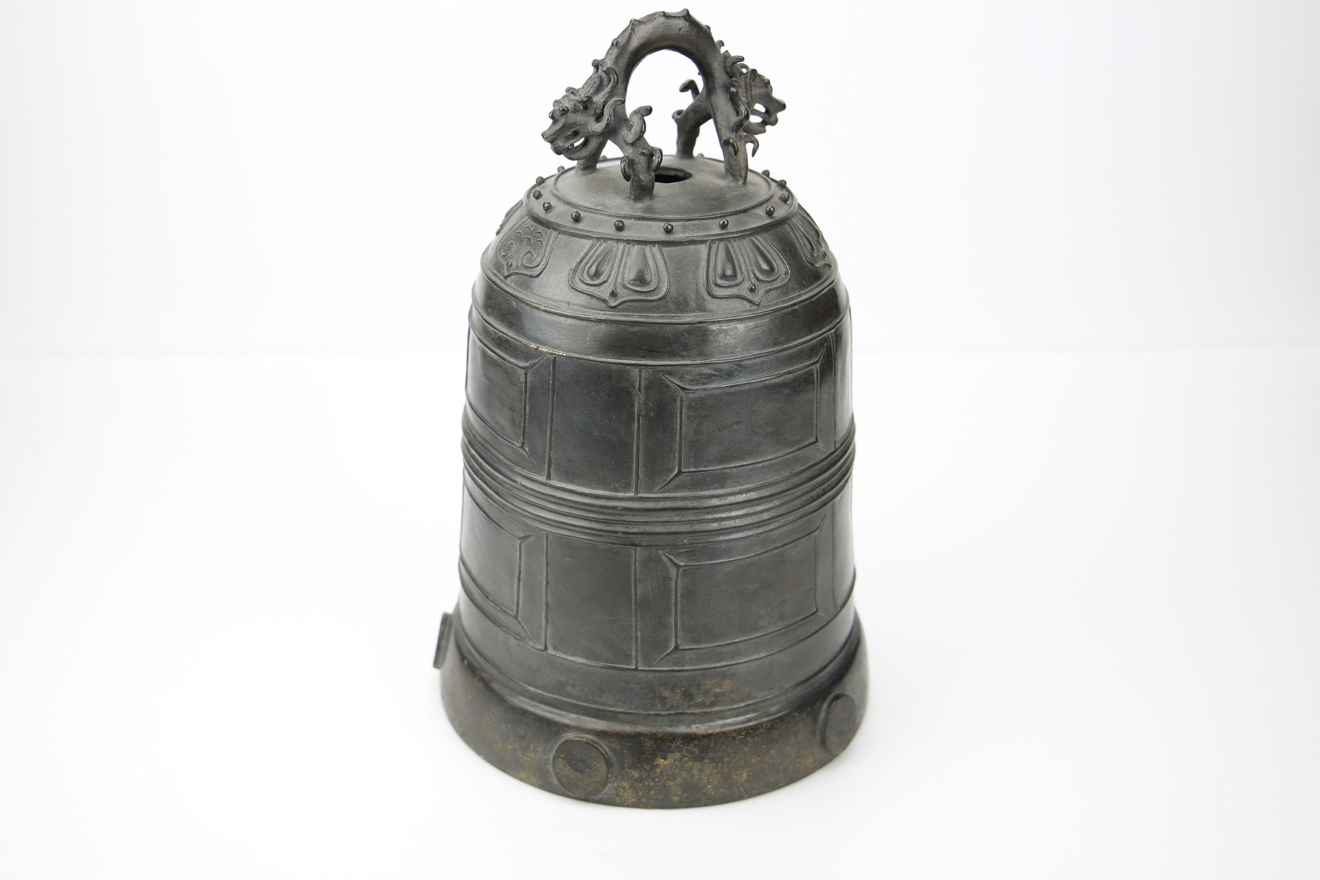 Cloche de temple moulée sur la paroi de motifs géométriques et d'une frise lotiforme surmontée d' - Image 2 of 5