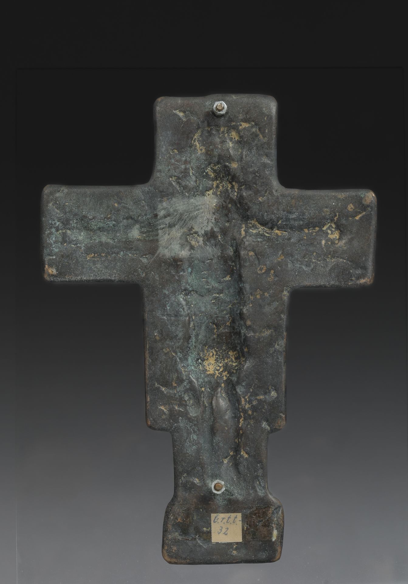 Crucifixion, le Christ sur la croix, vêtu d'un long périzonium noué en épaisse ceinture d’étoffe - Image 4 of 4