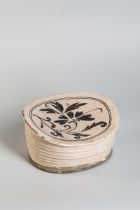 Repose nuque cizhu en céramique à décor floral brun sur glaçure monochrome beige crémeux Chine