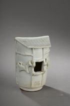 Offrande illustrant un modèle de grenier ou édifice en porcelaine Qinbaï moulé de deux animaux