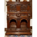 Dressoir flamand Le buffet supérieur comporte des panneaux de porte sculptés en perspective avec des