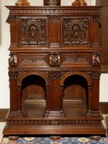 Dressoir flamand Le buffet supérieur comporte des panneaux de porte sculptés en perspective avec des