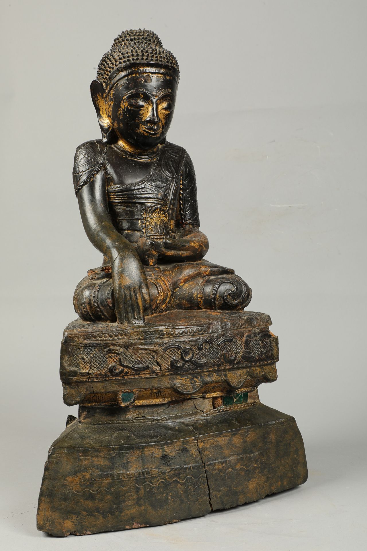 Buddha maravijaya assis en Bumishparsha Mudra sur un haut socle , vêtu d’une robe monastique - Bild 2 aus 5