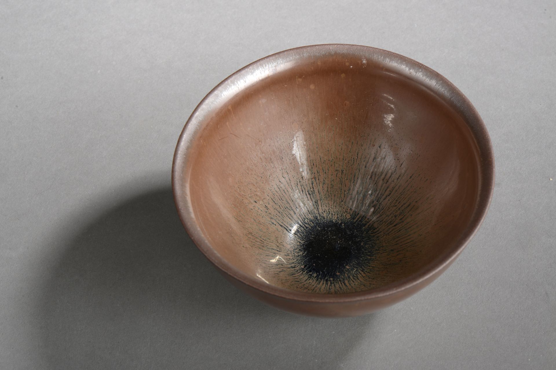 Coupelle Temoku de forme Lianzi en grès porcelaineux à épaisse glaçure flammée brune dite " - Bild 2 aus 3