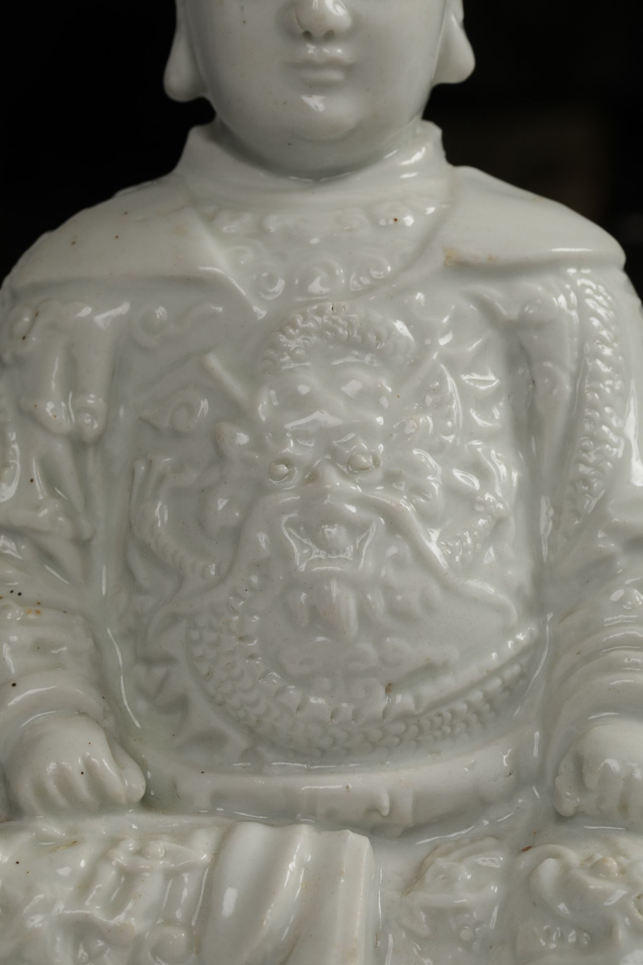 Figuration d’un empereur ou Haut Dignitaire assis en délassement , vêtu d’une tunique impériale et - Image 4 of 5