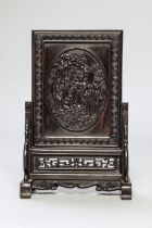 Ecran miniature finement ciselé en réserve d'un groupe de personnages , couple de dignitaires et