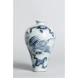 Petit vase meïping en porcelaine blanche décoré en bleu cobalt sous couverte de phoenix envol et