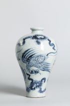 Petit vase meïping en porcelaine blanche décoré en bleu cobalt sous couverte de phoenix envol et