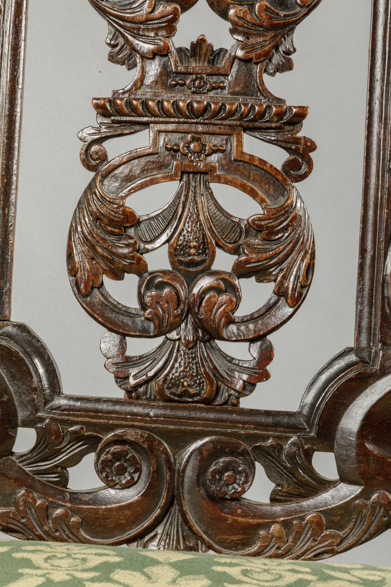 Sept chaises hautes de style Charles II comprenant une paire d'accoudoirs et un ensemble de cinq - Image 13 of 14