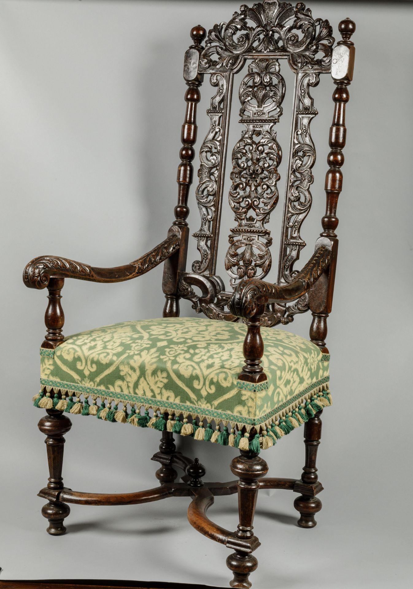 Sept chaises hautes de style Charles II comprenant une paire d'accoudoirs et un ensemble de cinq - Bild 9 aus 14