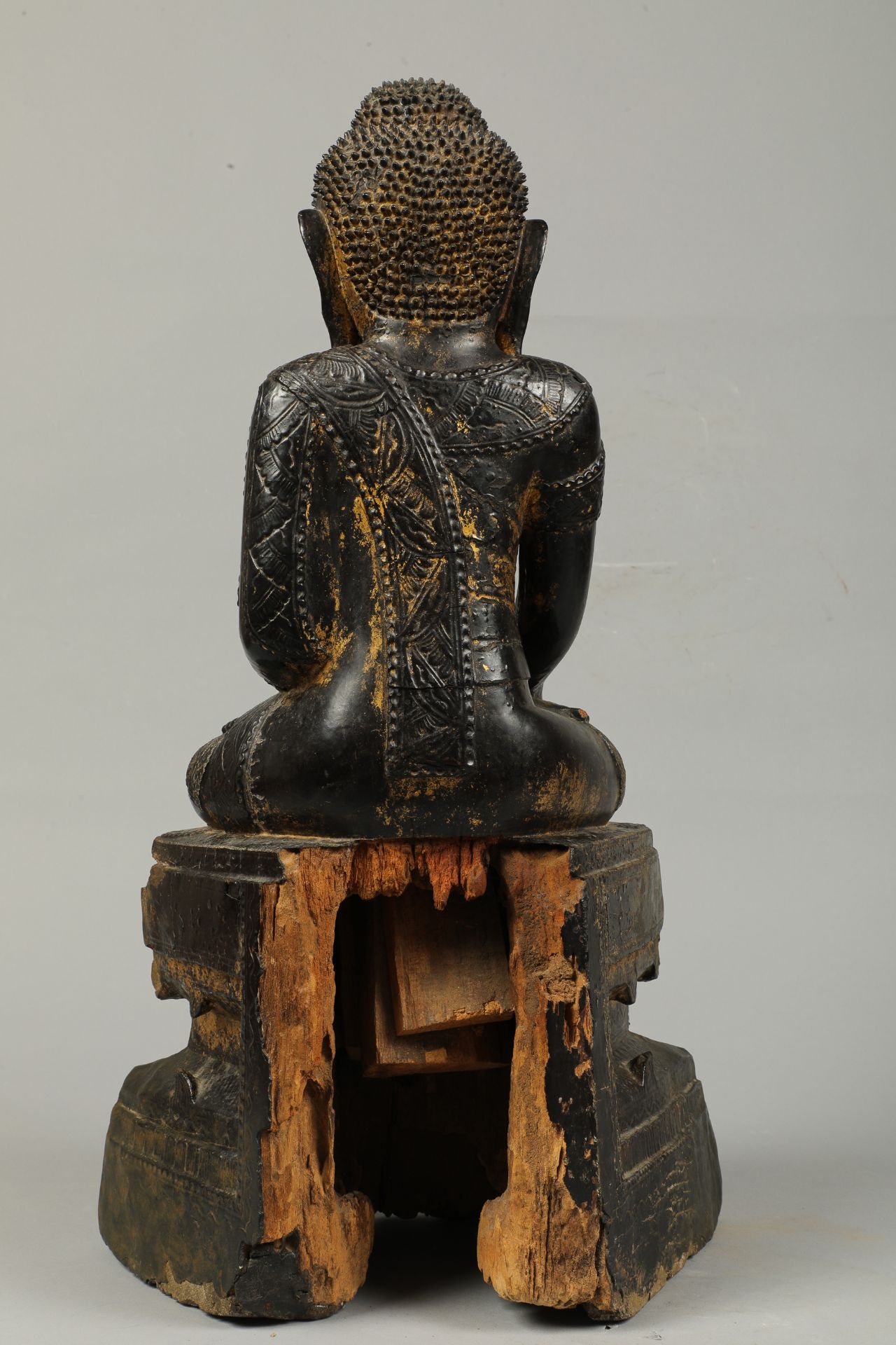 Buddha maravijaya assis en Bumishparsha Mudra sur un haut socle , vêtu d’une robe monastique - Bild 5 aus 5