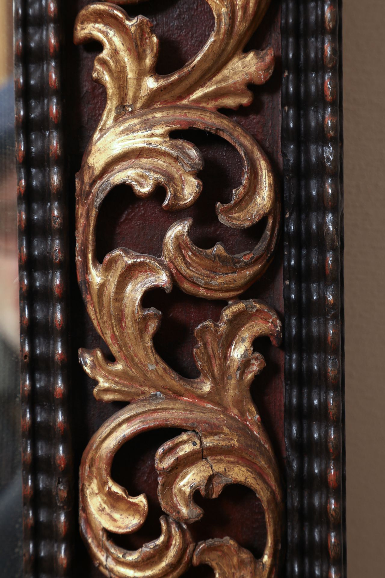 Encadrement en arcature supporté par des chapiteaux de feuilles d'acanthes à décor de frises de - Image 5 of 5