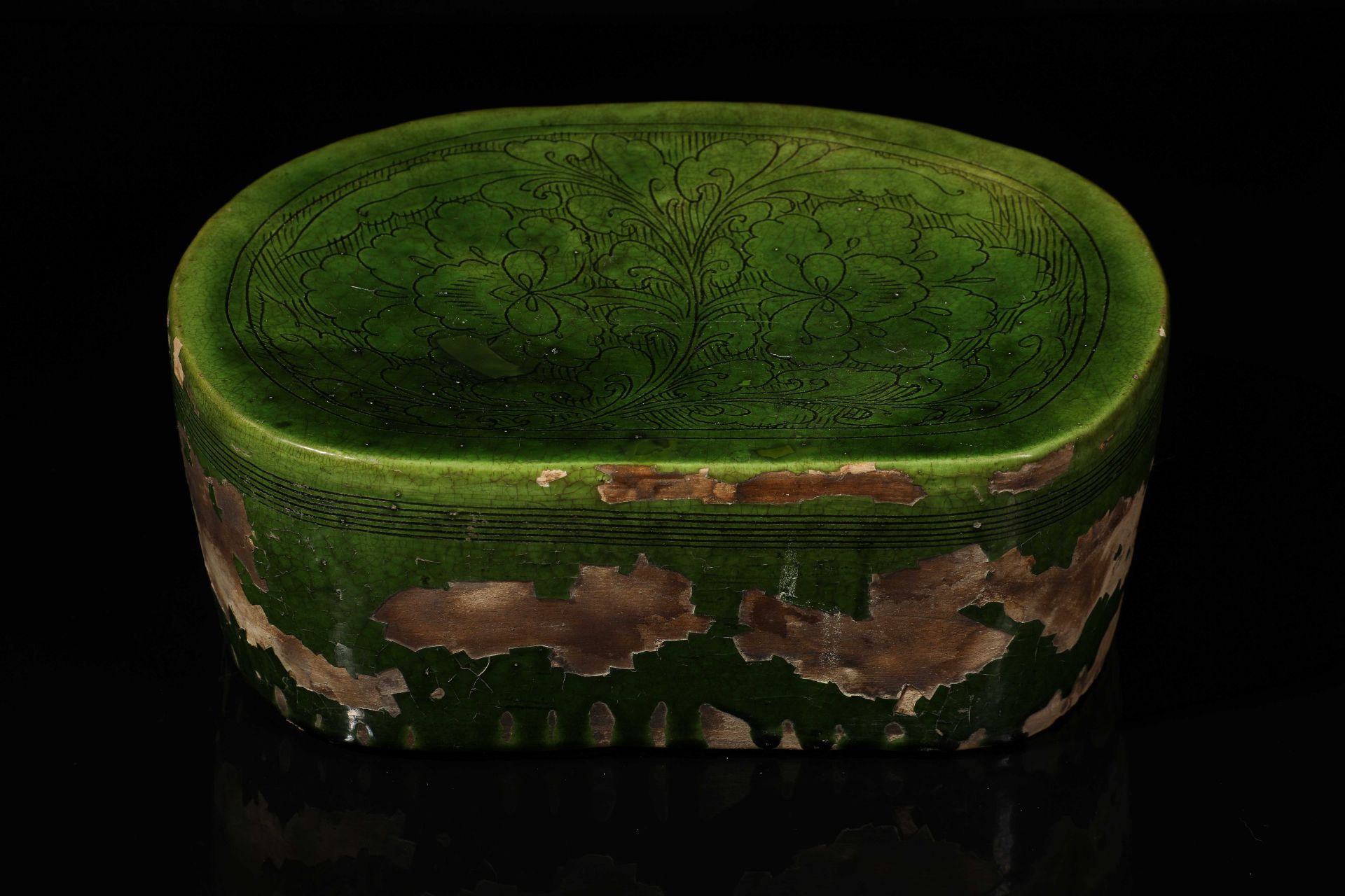 Repose tête Cizhu en forme de haricot, terre cuite décoré en incision d'une branche de pivoine - Image 2 of 8