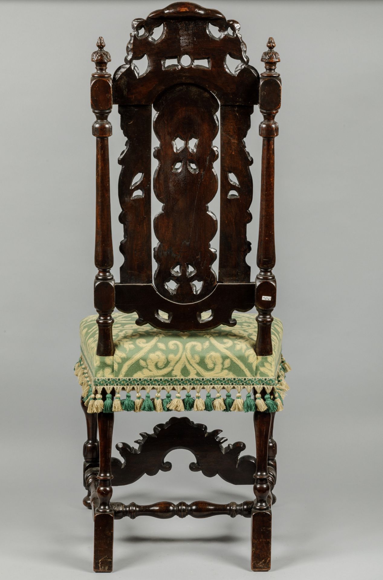 Sept chaises hautes de style Charles II comprenant une paire d'accoudoirs et un ensemble de cinq - Image 7 of 14