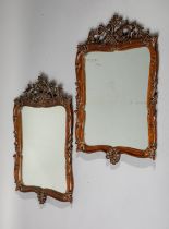 Paire de miroirs, chaque cadre est sculpté de motifs de feuilles de laurier et de feuilles foliacées