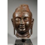 Tête de Buddha à l’expression sereine exprimant la béatitude , les yeux incisés en amande, le milieu
