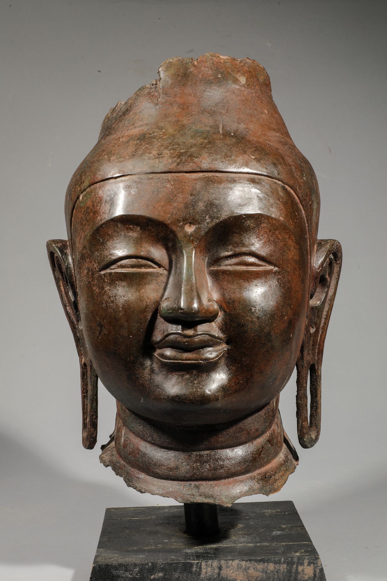 Tête de Buddha à l’expression sereine exprimant la béatitude , les yeux incisés en amande, le milieu