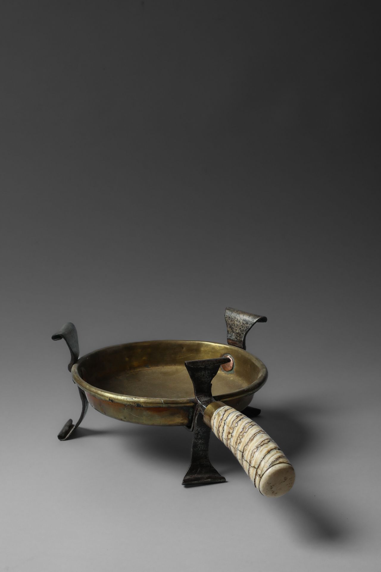 Brasero tripode composé d’un trépieds de fer forgé , d’une coupe de cuivre et d’un manche en corne - Image 2 of 4
