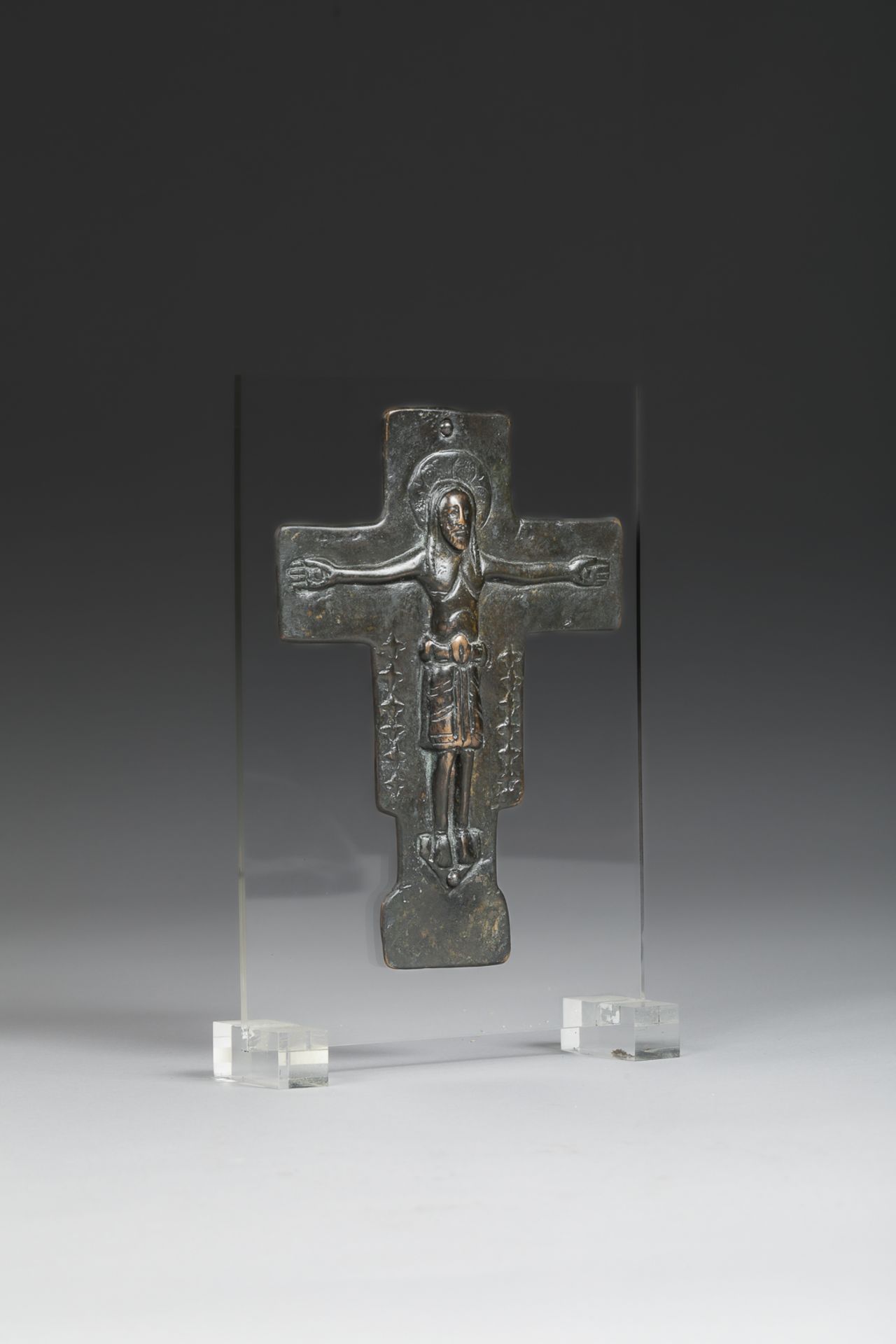 Crucifixion, le Christ sur la croix, vêtu d'un long périzonium noué en épaisse ceinture d’étoffe - Image 3 of 4
