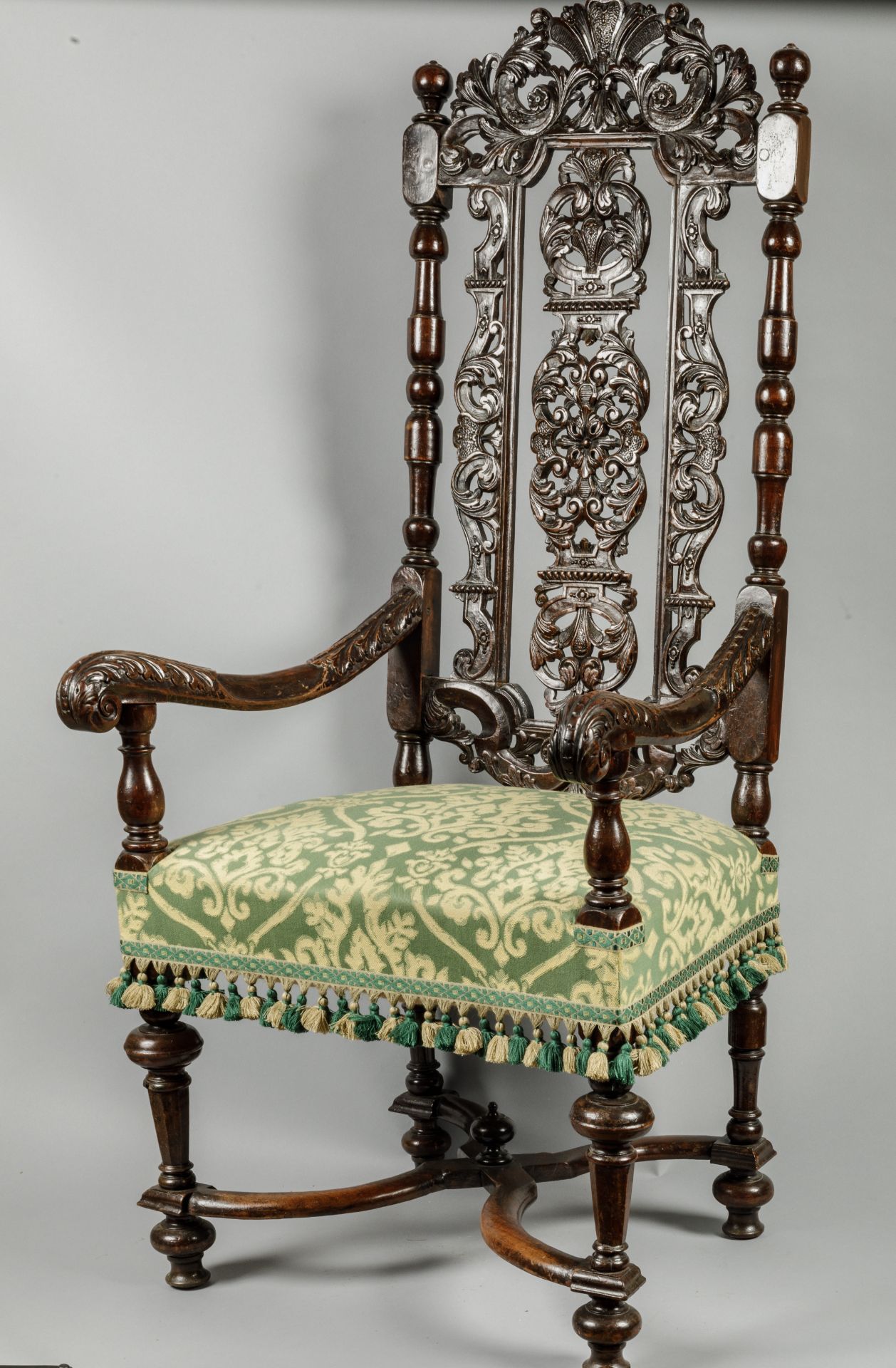 Sept chaises hautes de style Charles II comprenant une paire d'accoudoirs et un ensemble de cinq - Bild 11 aus 14