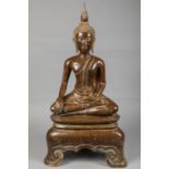 Buddha Maravijaya assis sur un haut socle tripode, en Dyana Asana , la main droite en Bhumisparsha