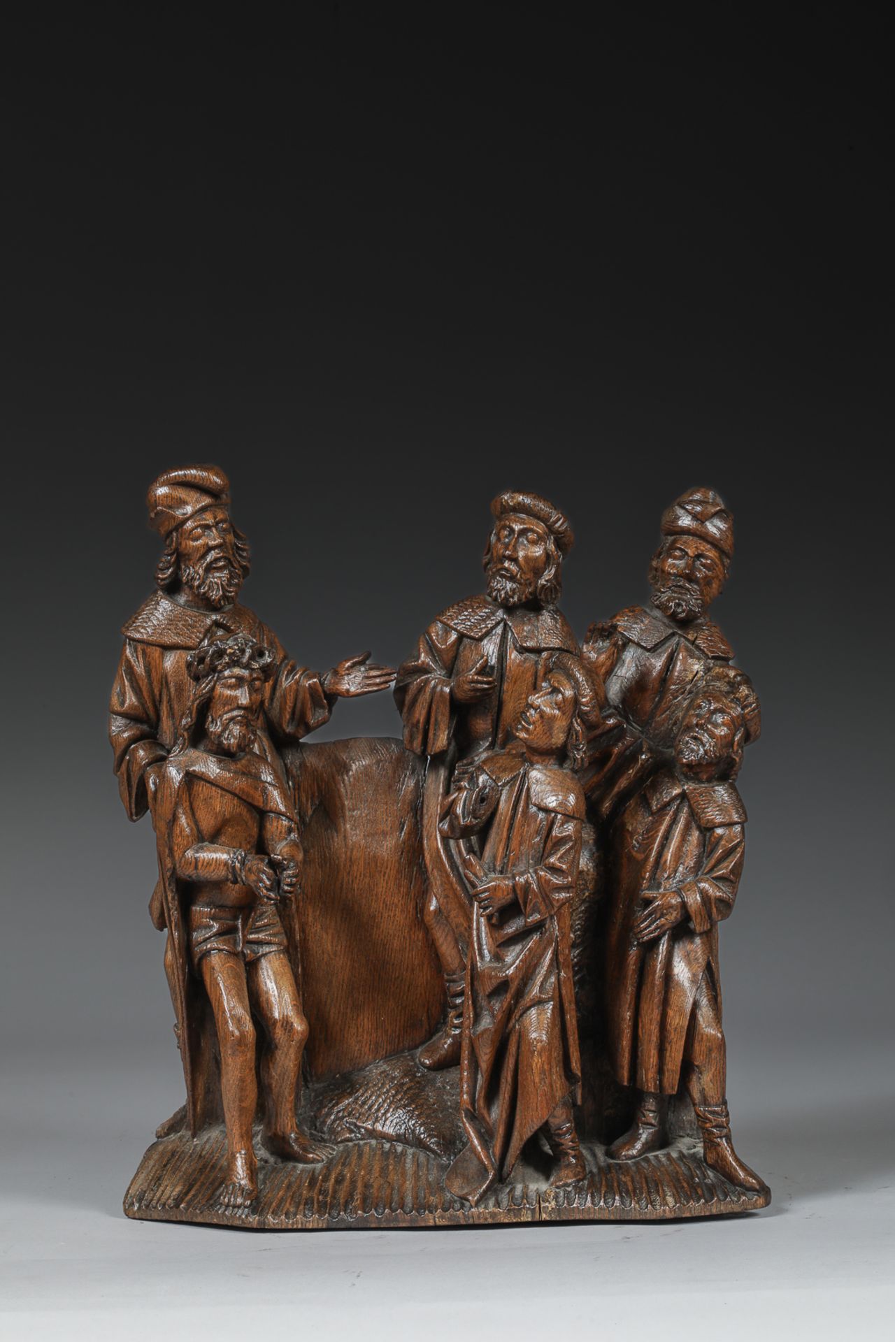 Elément de retable sculpté en relief illustrant le procès de Jésus devant Ponce Pilate Anvers Vers