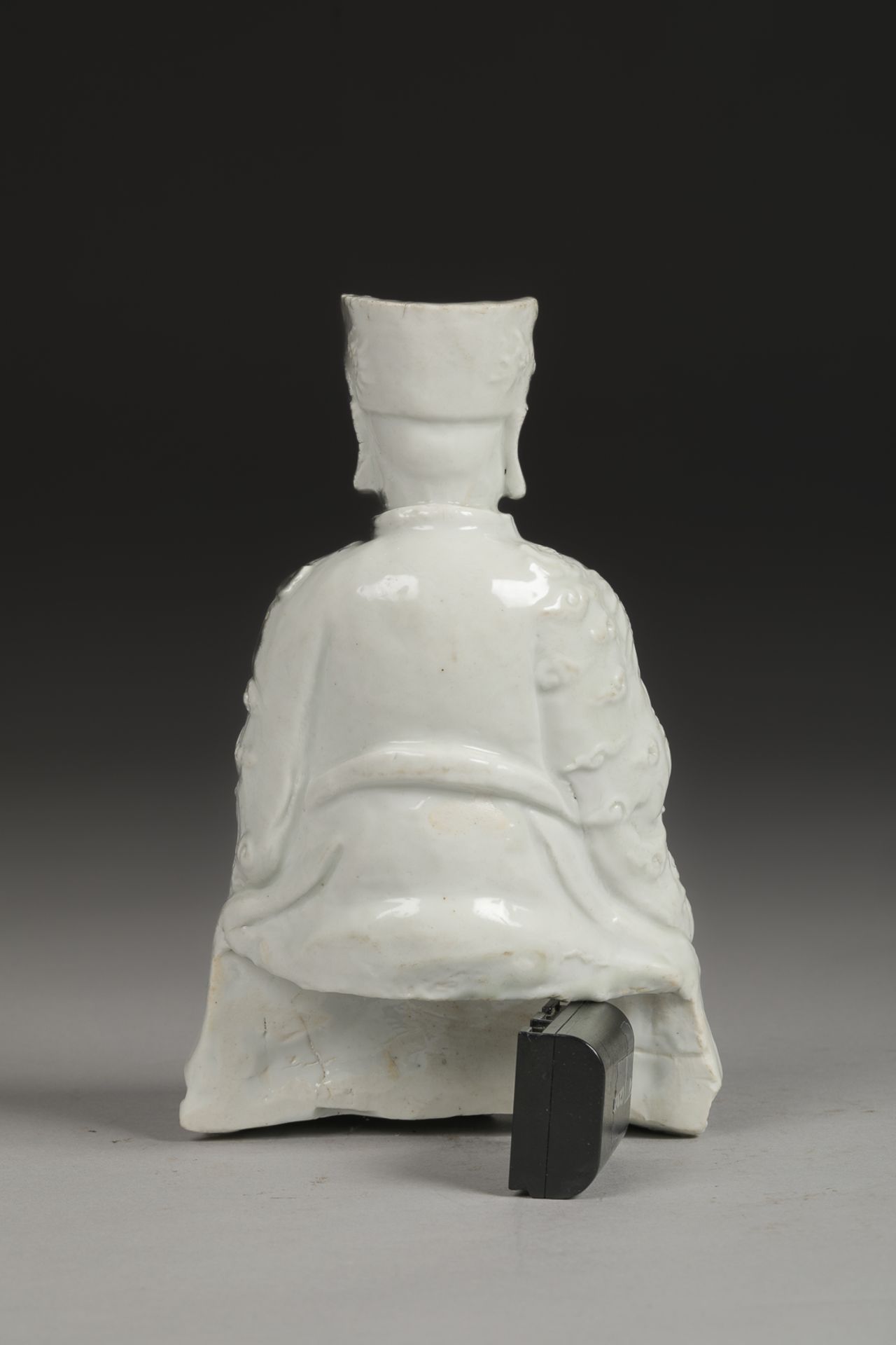 Figuration d’un empereur ou Haut Dignitaire assis en délassement , vêtu d’une tunique impériale et - Image 5 of 5