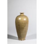 Vase meïping en porcelaine du longquan décoré en incision de pivoines sous glaçure monochrome