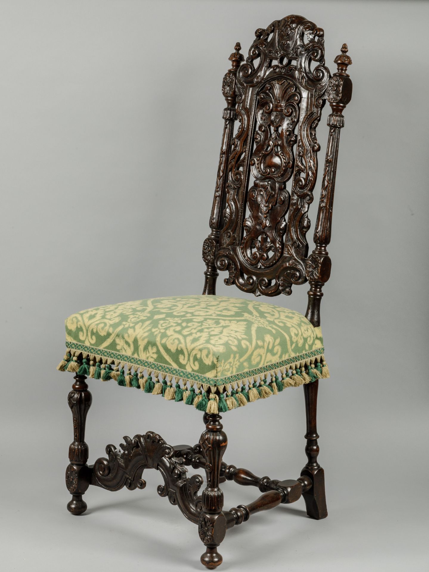 Sept chaises hautes de style Charles II comprenant une paire d'accoudoirs et un ensemble de cinq - Image 6 of 14