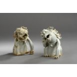 Paire de chiens de fô stylisés en fin grès porcelaineux à glaçure monochrome céladon bleuté Chine