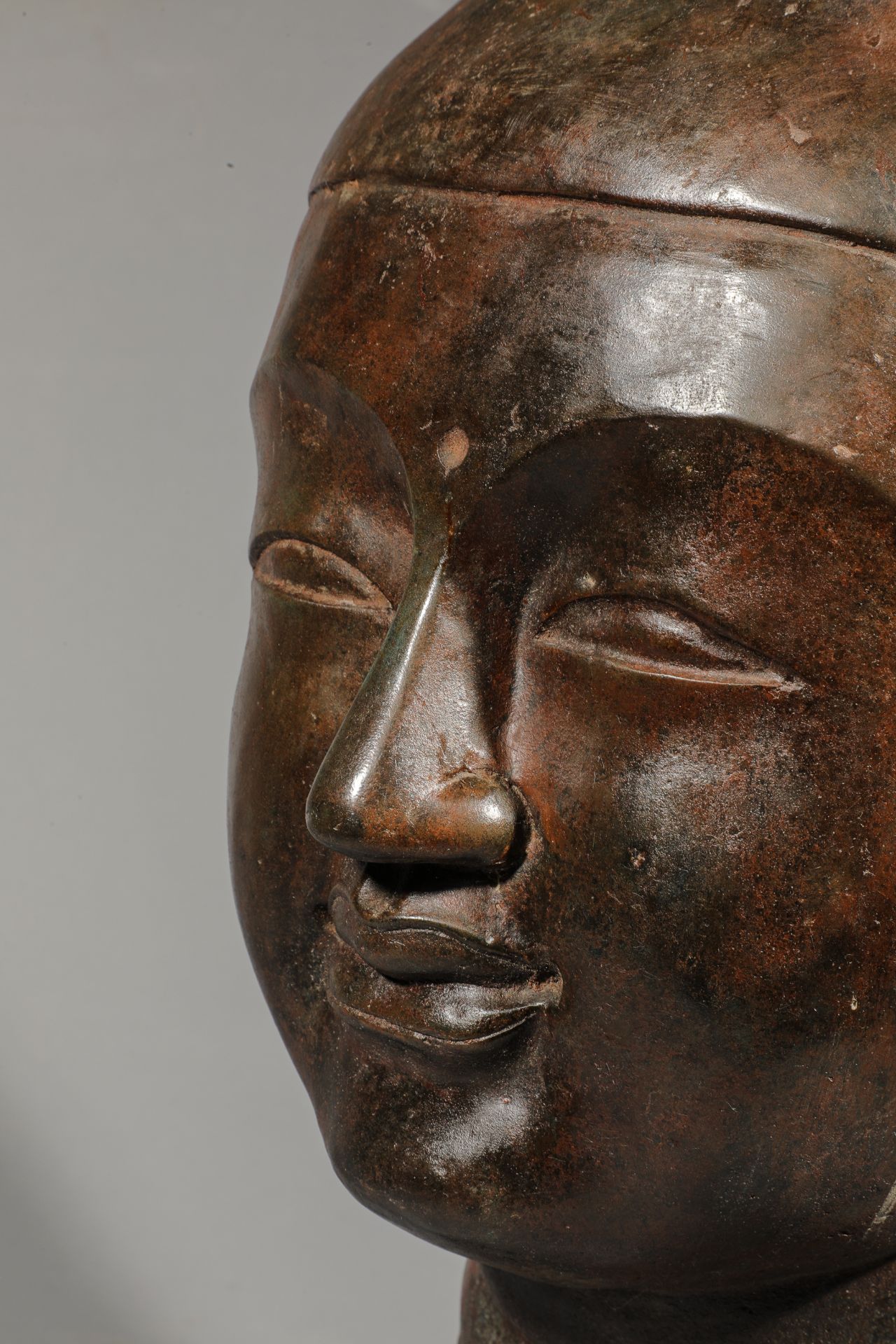 Tête de Buddha à l’expression sereine exprimant la béatitude , les yeux incisés en amande, le milieu - Image 5 of 5