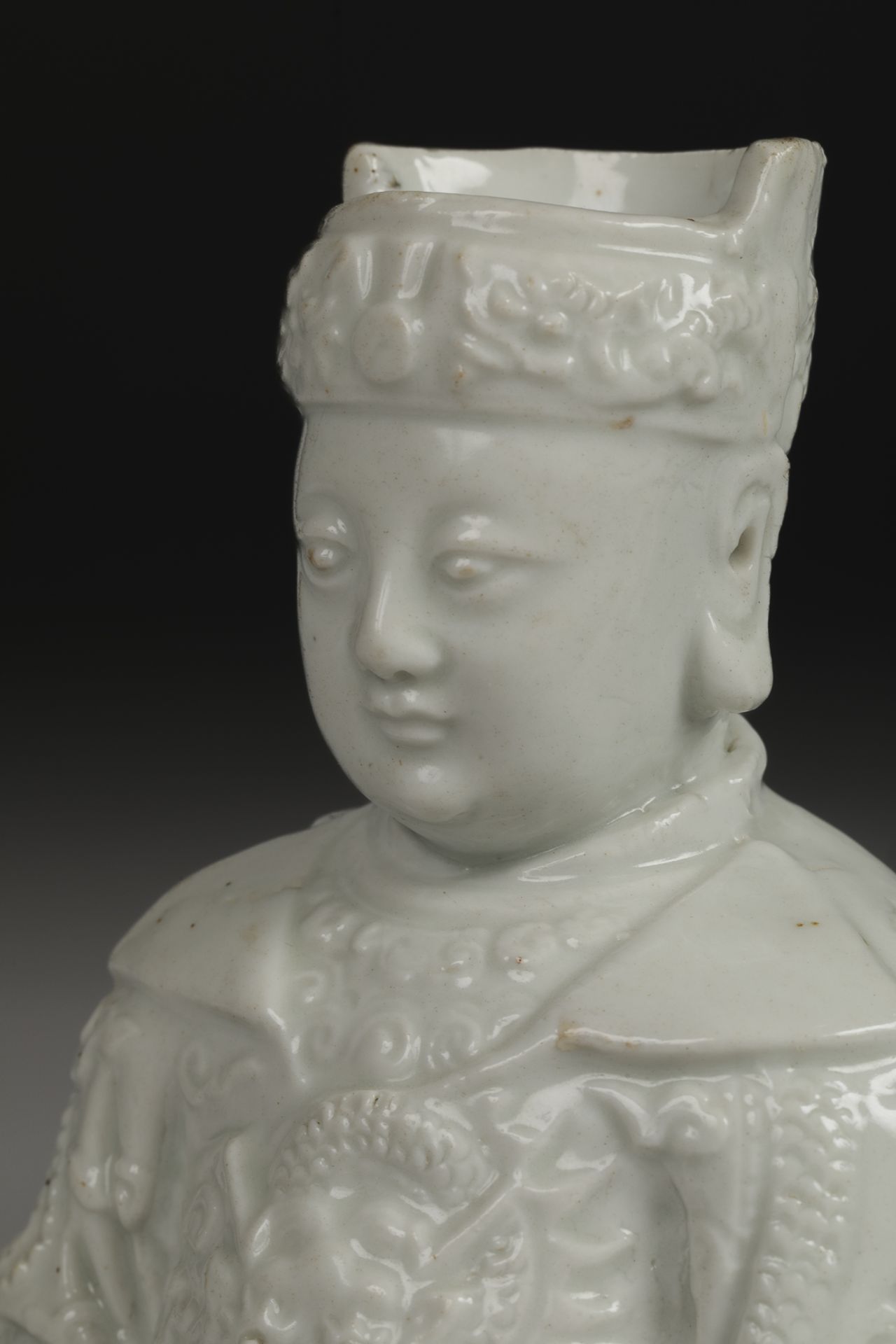 Figuration d’un empereur ou Haut Dignitaire assis en délassement , vêtu d’une tunique impériale et - Image 3 of 5