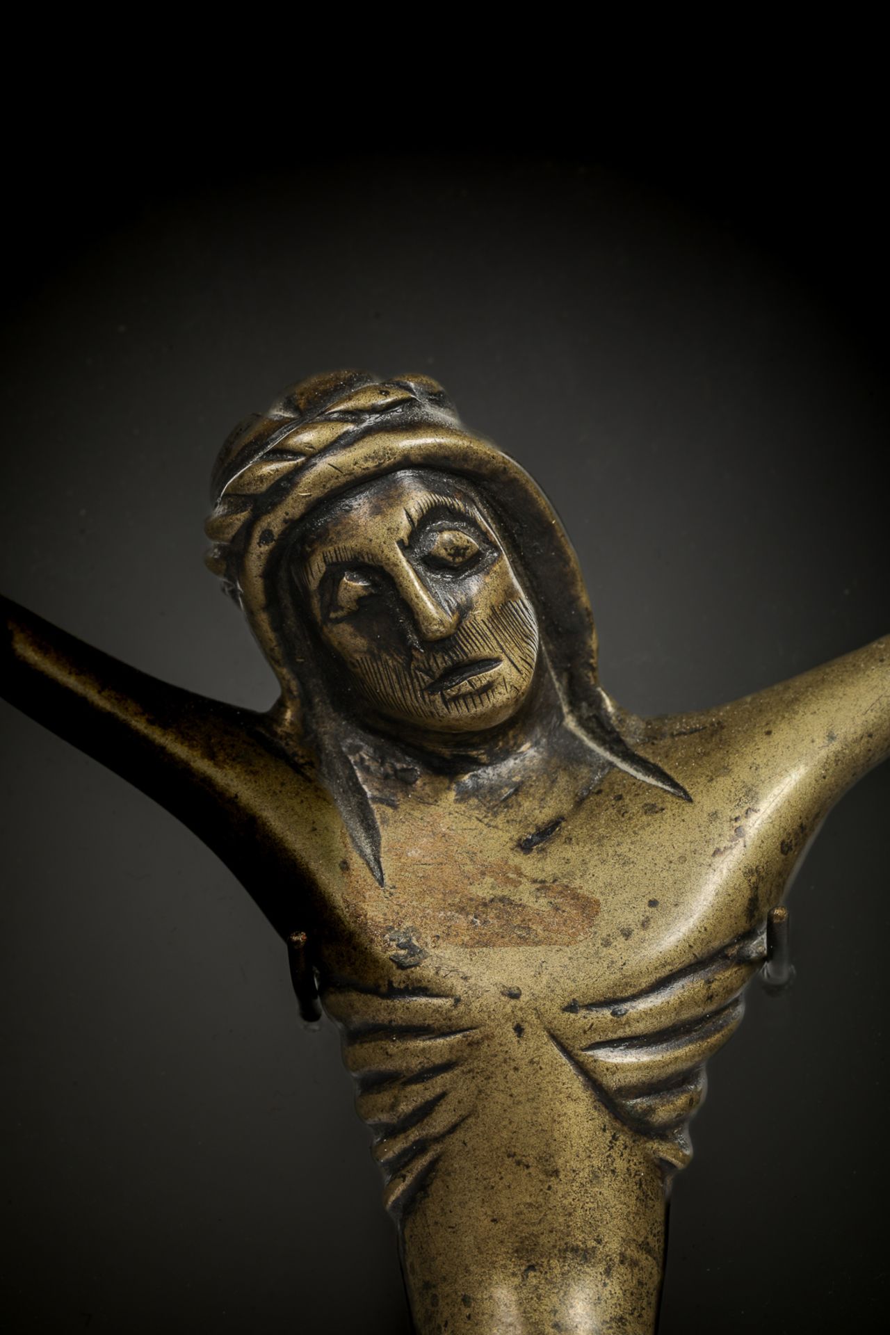 Christ en croix , très belle stylisation de la couronne d’épine , du drapé périzonium et de la - Image 2 of 3