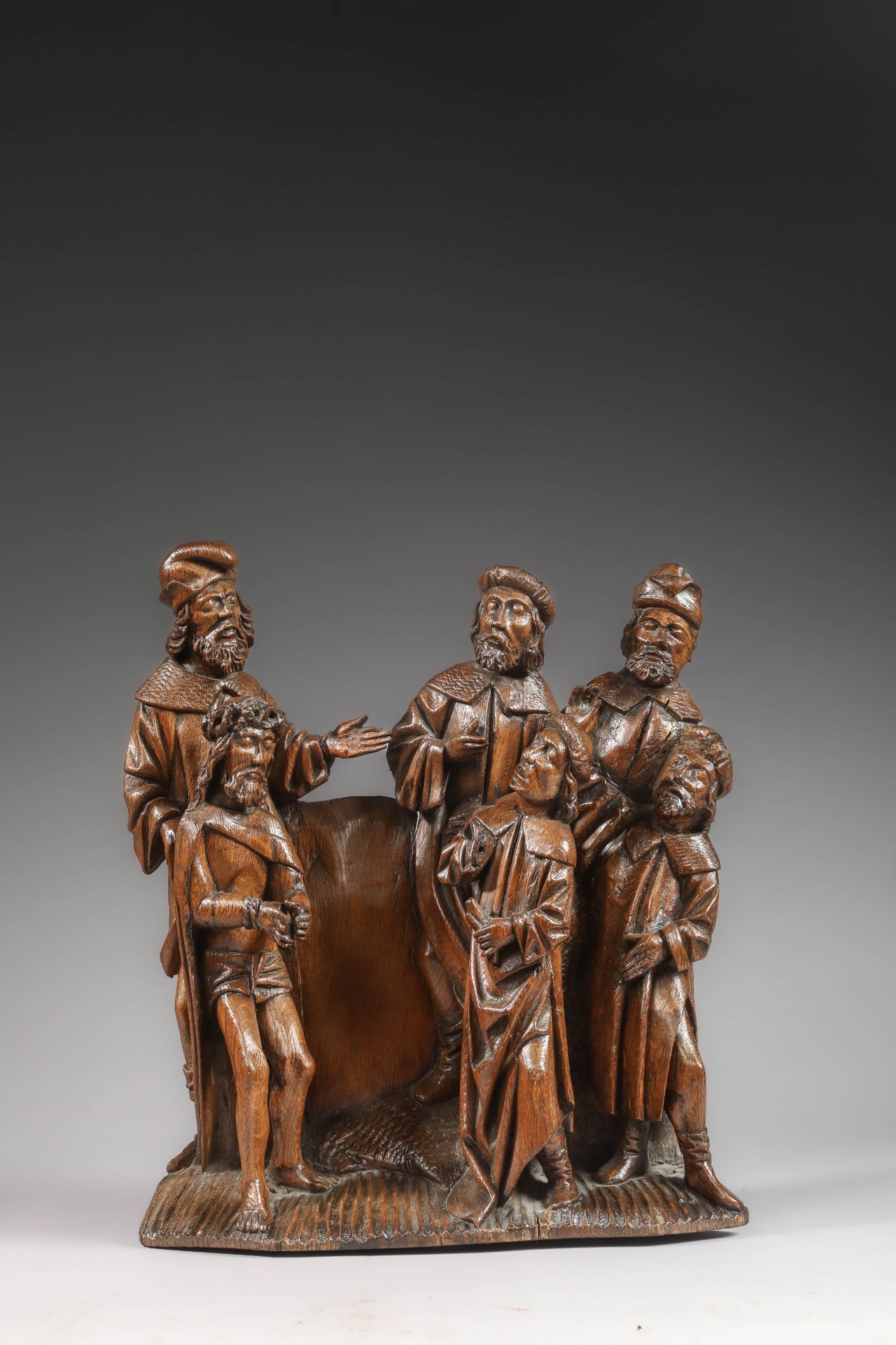 Elément de retable sculpté en relief illustrant le procès de Jésus devant Ponce Pilate Anvers Vers - Image 5 of 14