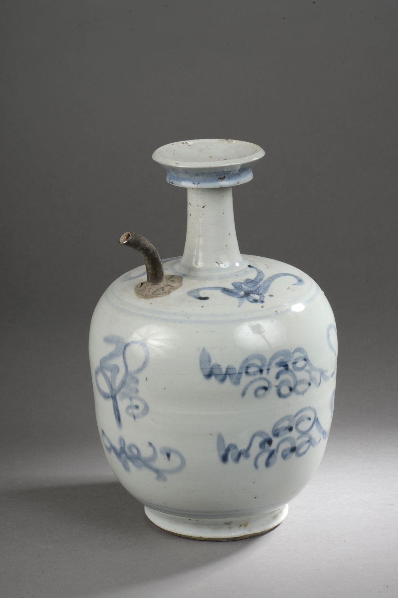 Verseuse en porcelaine décoré en bleu coblat sous couverte sur fond blanc Chine Dynastie Ming 1368 à