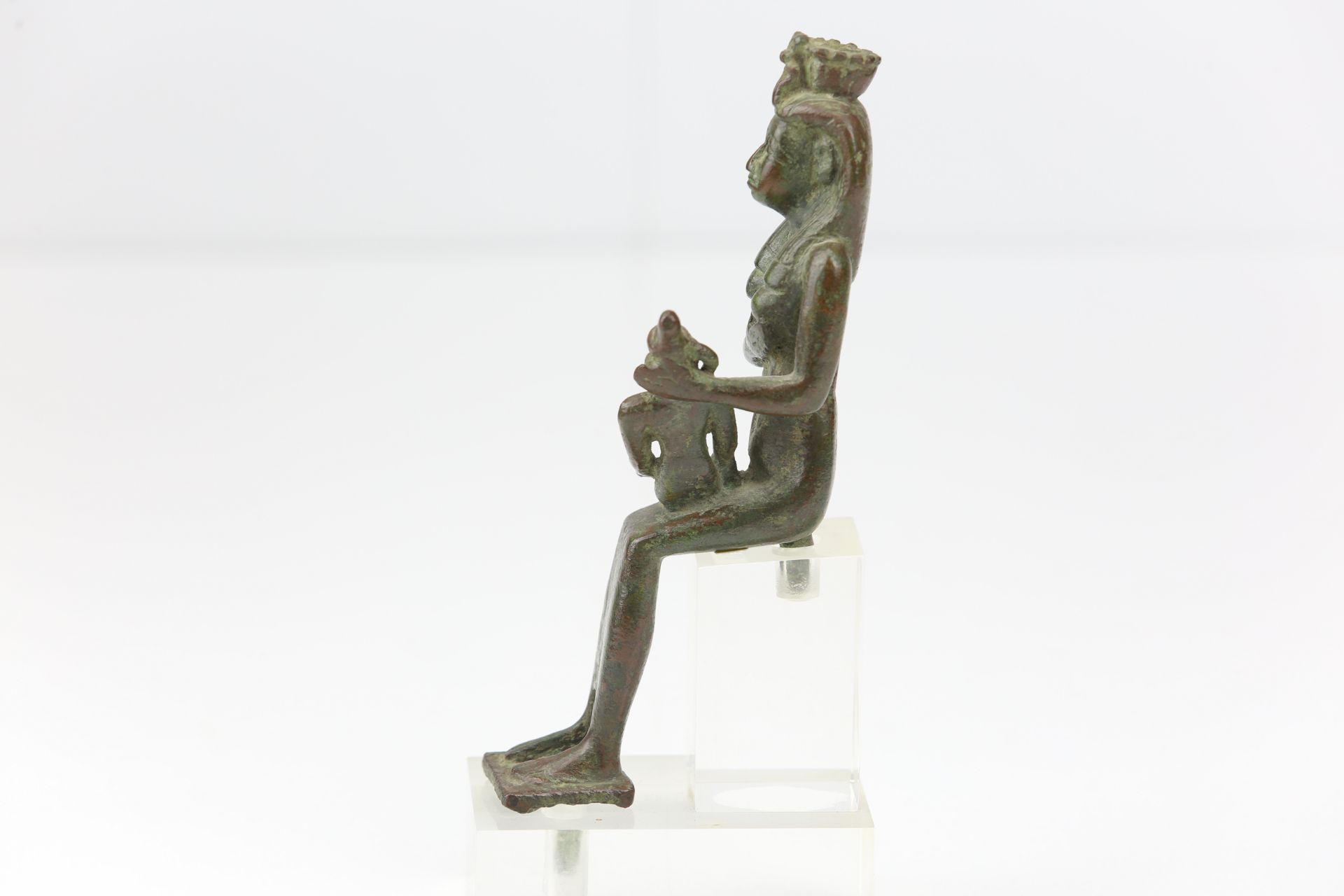 Isis, la déesse mère, déesse de la fertilité, allaitant Horus Figure de la déesse Isis assise, vêtue - Bild 4 aus 4