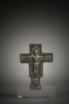 Crucifixion, le Christ sur la croix, vêtu d'un long périzonium noué en épaisse ceinture d’étoffe