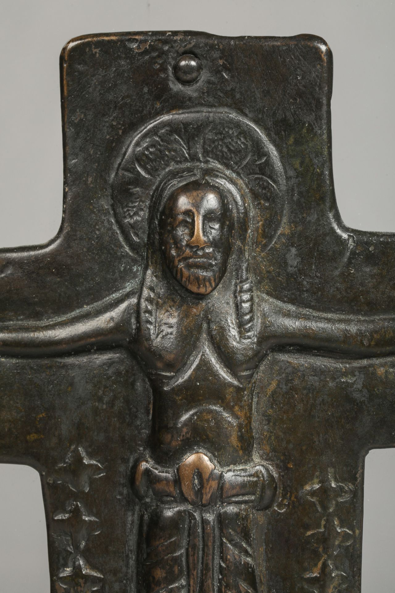 Crucifixion, le Christ sur la croix, vêtu d'un long périzonium noué en épaisse ceinture d’étoffe - Image 2 of 4