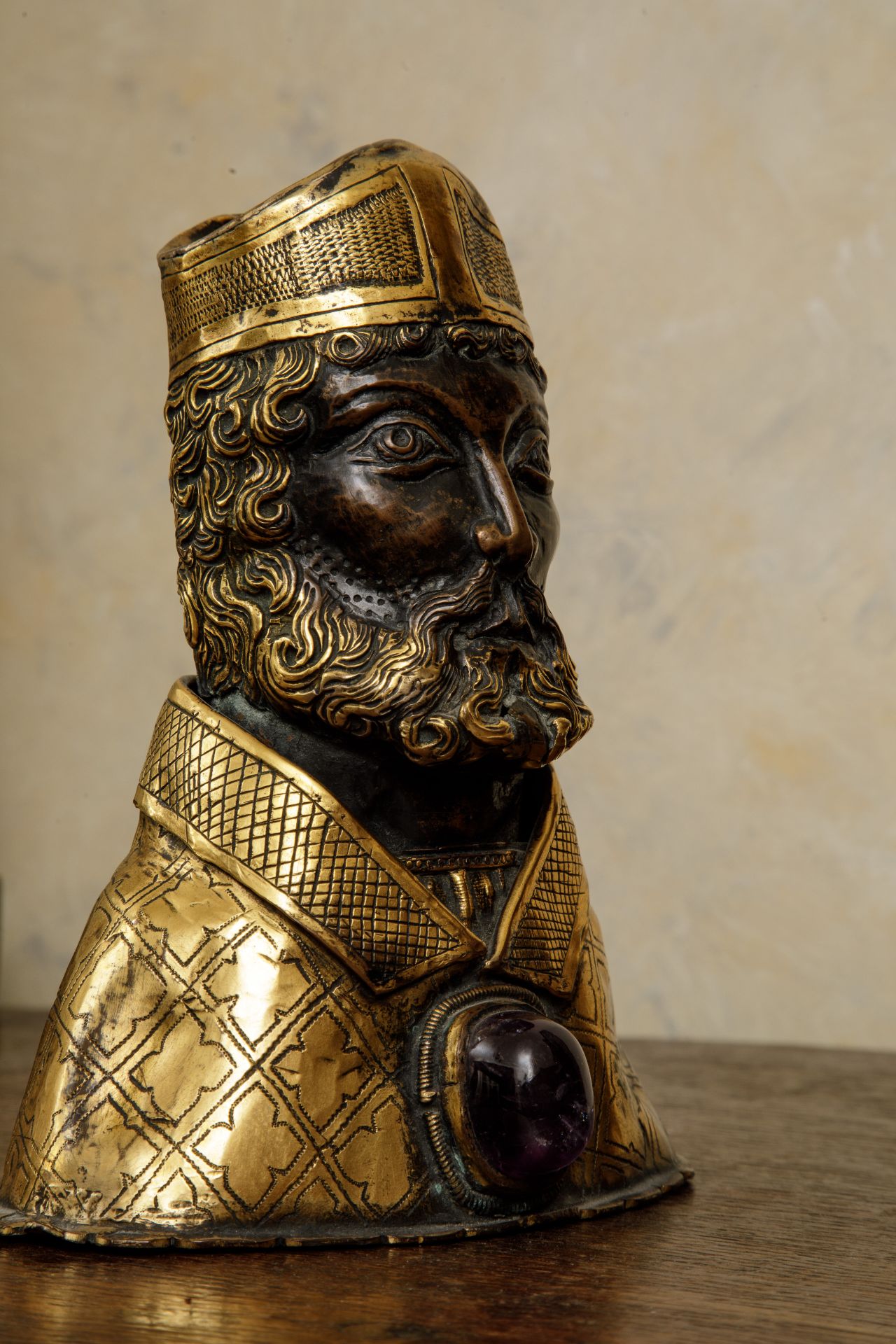 Buste reliquaire d'un ecclésiastique en cuivre partiellement doré au mercure et incrusté d'une - Bild 3 aus 6