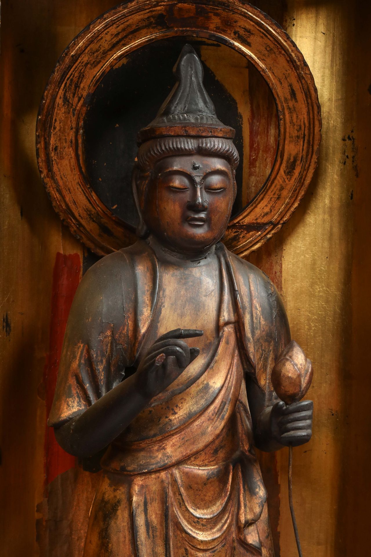 Butsudan, sanctuaire religieux traditionnel à double ventaux ouvrants sur une effigie du Buddha - Image 4 of 6