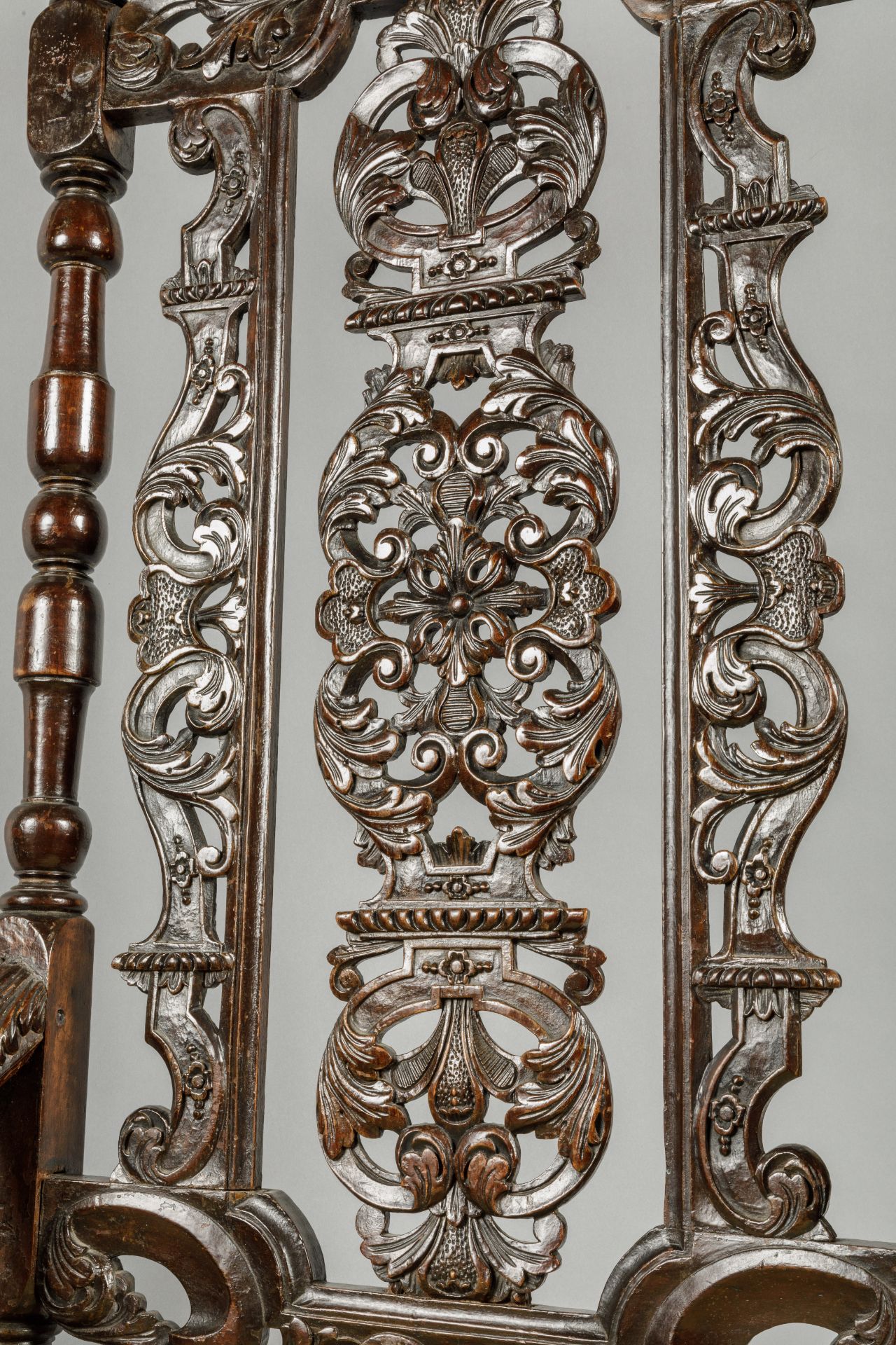 Sept chaises hautes de style Charles II comprenant une paire d'accoudoirs et un ensemble de cinq - Bild 10 aus 14