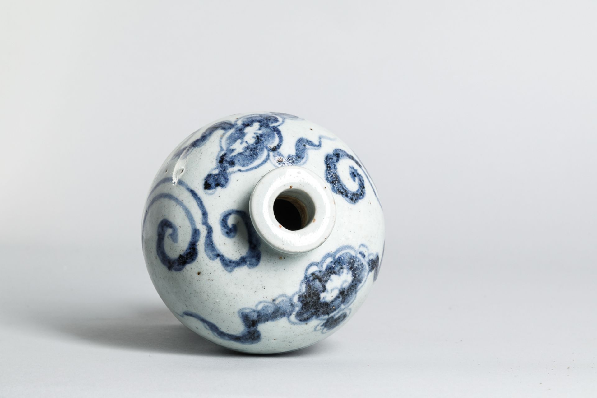 Petit vase meïping en porcelaine blanche décoré en bleu cobalt sous couverte de phoenix envol et - Image 2 of 4