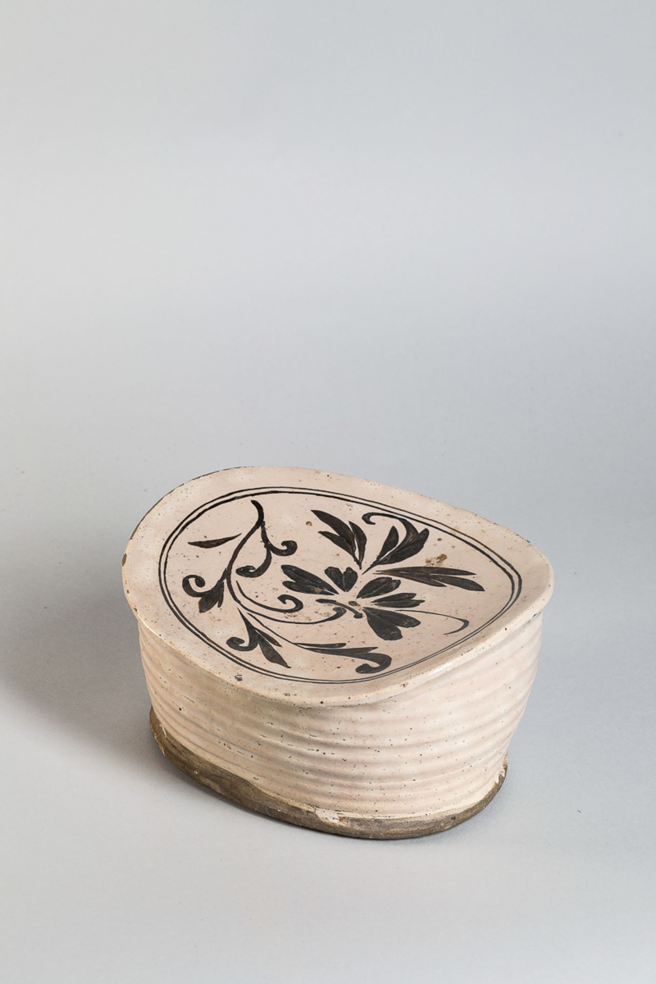 Repose nuque cizhu en céramique à décor floral brun sur glaçure monochrome beige crémeux Chine - Image 4 of 5
