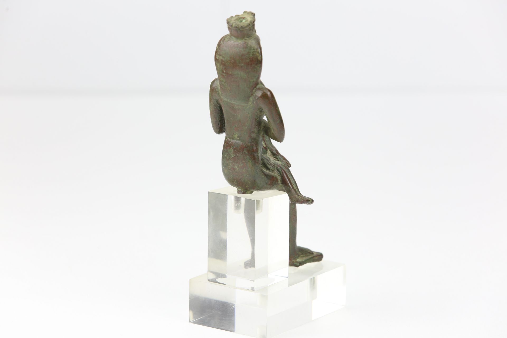 Isis, la déesse mère, déesse de la fertilité, allaitant Horus Figure de la déesse Isis assise, vêtue - Bild 3 aus 4