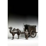 Représentation d’un caravanier sur la route de la soie et son chameau attelé à un chariot Bois Chine