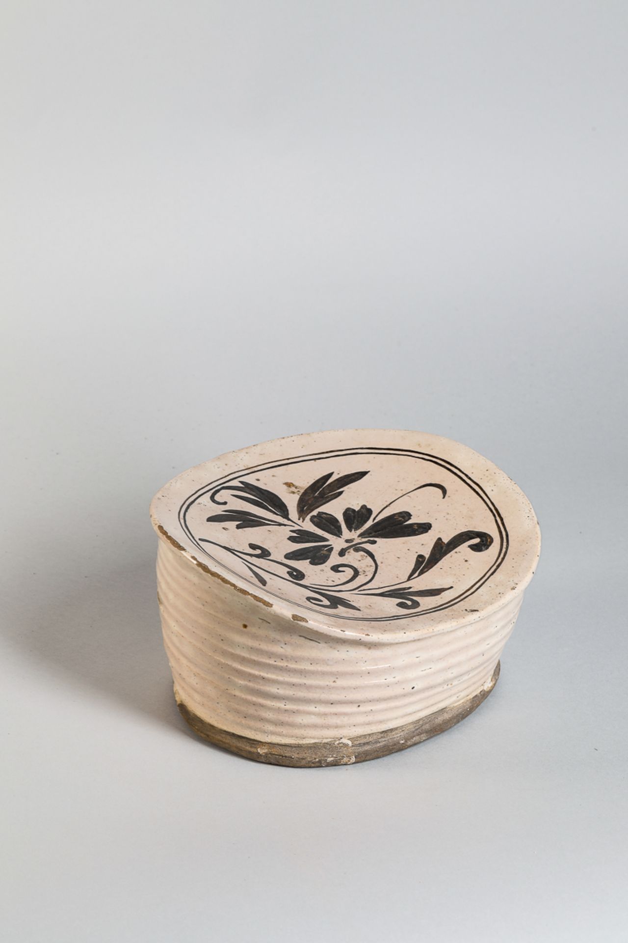 Repose nuque cizhu en céramique à décor floral brun sur glaçure monochrome beige crémeux Chine - Image 3 of 5