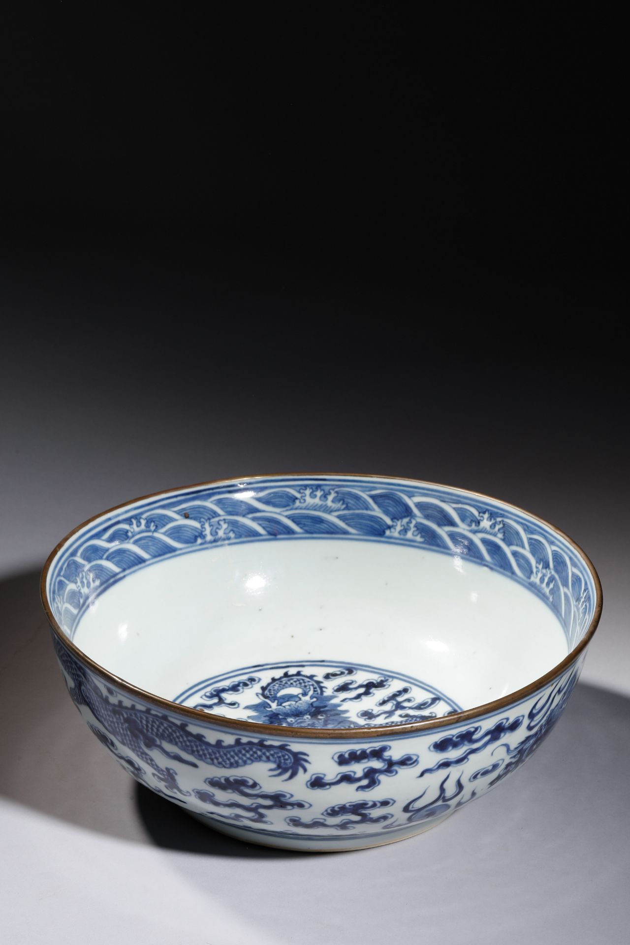 Large coupe en porcelaine blanche décorée en bleu cobalt sous couverte de dragons impériaux flottant - Bild 2 aus 8