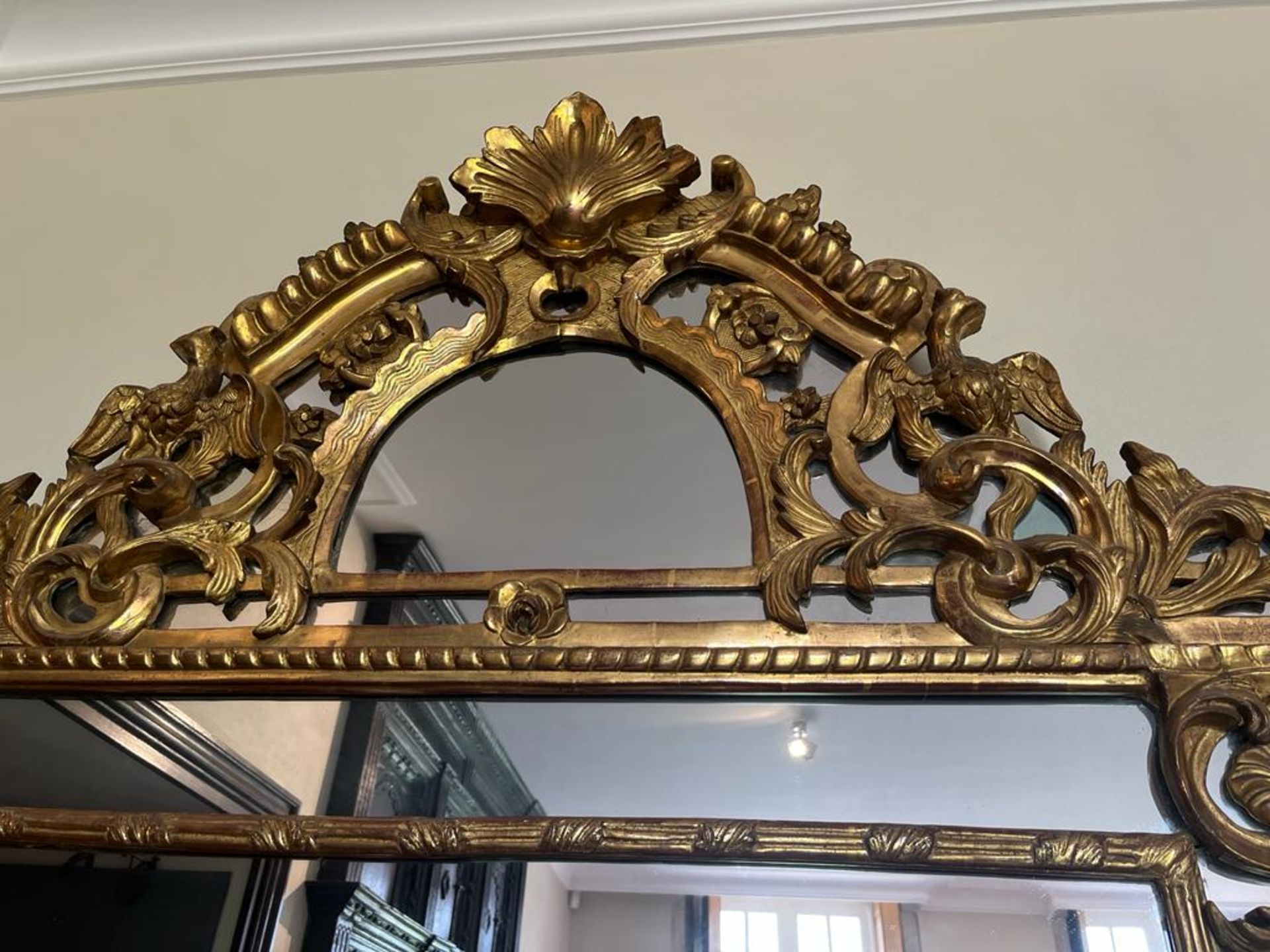 Grand miroir en bois doré à parcloses et fronton Décor d'aigles, de rinceaux feuillagés et fleuris - Bild 4 aus 4