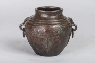 Pot à motifs archaïsants serti d'une paire d'anses à anneaux mobiles et masques de Tao Tié Bronze